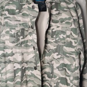 Darring Camoflauge Unisex Size Large jacket.
